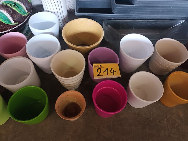 Lot 214 - bloempotten. 32 stuks - afbeelding 1 van  4