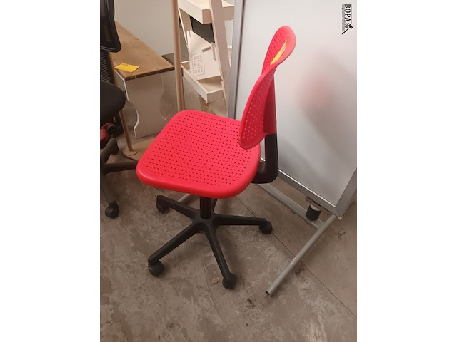 Lot 214 - bureaustoel zwart/rood - afbeelding 2 van  3