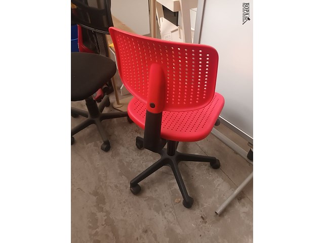 Lot 214 - bureaustoel zwart/rood - afbeelding 3 van  3