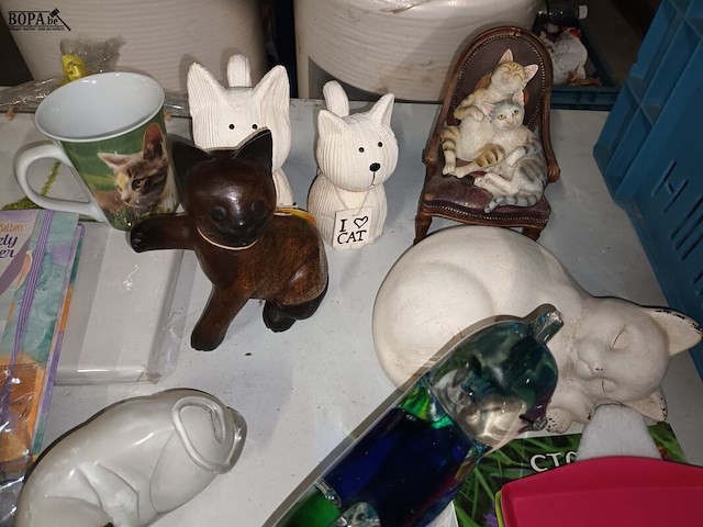 Lot 214 - decoratie met poezen - afbeelding 3 van  6