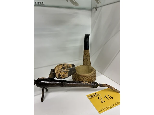 Lot 214 - decoratieve asbak en pijp - 2 stuks - afbeelding 1 van  2
