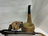 Lot 214 - decoratieve asbak en pijp - 2 stuks