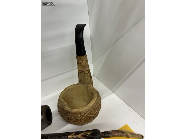 Lot 214 - decoratieve asbak en pijp - 2 stuks - afbeelding 2 van  2