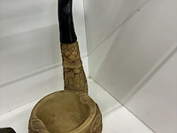 Lot 214 - decoratieve asbak en pijp - 2 stuks - afbeelding 2 van  2