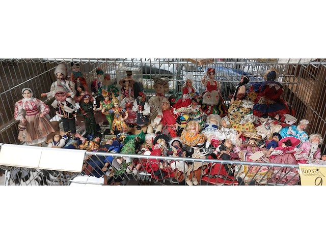 Lot 214 - groot lot toeristische poppetjes, ong. 40 stuks - afbeelding 1 van  3