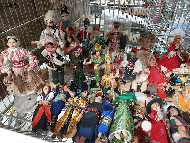 Lot 214 - groot lot toeristische poppetjes, ong. 40 stuks - afbeelding 2 van  3