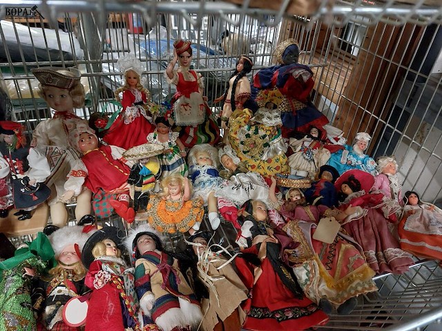 Lot 214 - groot lot toeristische poppetjes, ong. 40 stuks - afbeelding 3 van  3