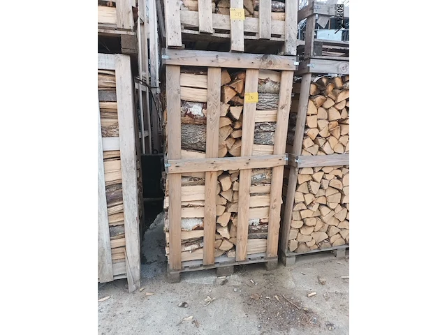 Lot 214 - houten kist met brandhout - afbeelding 1 van  2