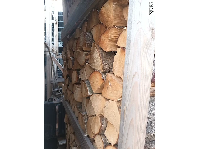 Lot 214 - houten kist met brandhout - afbeelding 2 van  2