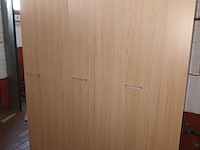 Lot 214 - kast met 3 deuren - afbeelding 1 van  2