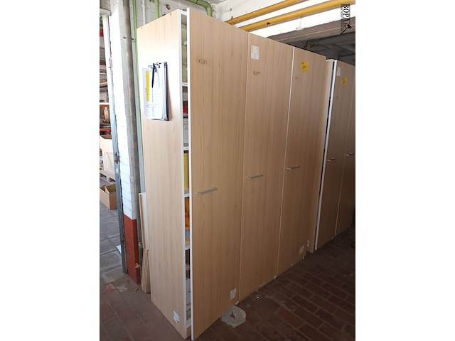 Lot 214 - kast met 3 deuren - afbeelding 2 van  2