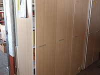 Lot 214 - kast met 3 deuren - afbeelding 2 van  2