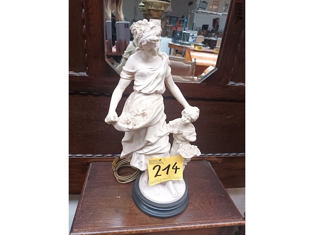 Lot 214 - lampedaire in ivorine - afbeelding 1 van  3