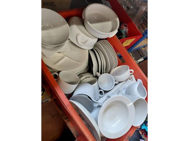 Lot 214 - lot wit servies, hotelporselein oa borden, kopjes, onderbord - afbeelding 1 van  3