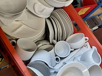 Lot 214 - lot wit servies, hotelporselein oa borden, kopjes, onderbord - afbeelding 1 van  3