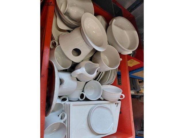 Lot 214 - lot wit servies, hotelporselein oa borden, kopjes, onderbord - afbeelding 2 van  3