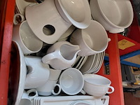 Lot 214 - lot wit servies, hotelporselein oa borden, kopjes, onderbord - afbeelding 2 van  3