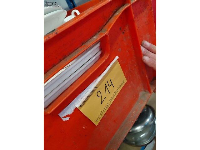 Lot 214 - lot wit servies, hotelporselein oa borden, kopjes, onderbord - afbeelding 3 van  3