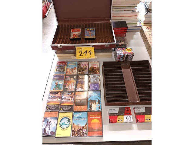 Lot 214 - muziek cassettes en cassette koffers. 26 stuks - afbeelding 1 van  4
