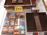 Lot 214 - muziek cassettes en cassette koffers. 26 stuks - afbeelding 1 van  4