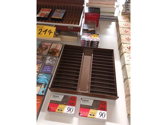 Lot 214 - muziek cassettes en cassette koffers. 26 stuks - afbeelding 3 van  4