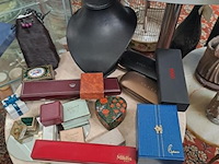 Lot 214 - verzameling juwelendoosjes - brillendozen - guzzi - bulgari - afbeelding 1 van  6