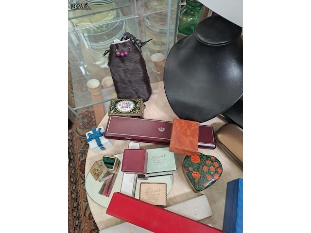 Lot 214 - verzameling juwelendoosjes - brillendozen - guzzi - bulgari - afbeelding 2 van  6