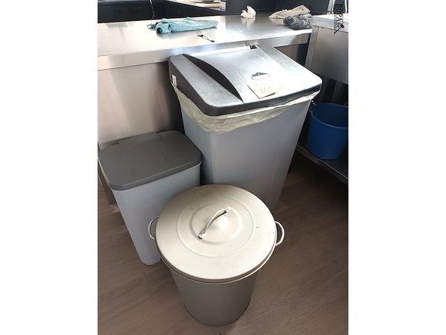 Lot 214 - vuilnisbak. 3 stuks - afbeelding 1 van  3