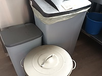 Lot 214 - vuilnisbak. 3 stuks - afbeelding 1 van  3