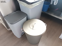 Lot 214 - vuilnisbak. 3 stuks - afbeelding 3 van  3