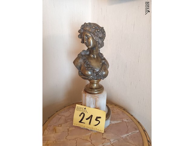 Lot 215 - bronzen beeld op sokkel - afbeelding 1 van  4