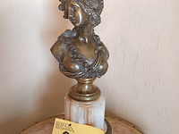 Lot 215 - bronzen beeld op sokkel - afbeelding 1 van  4