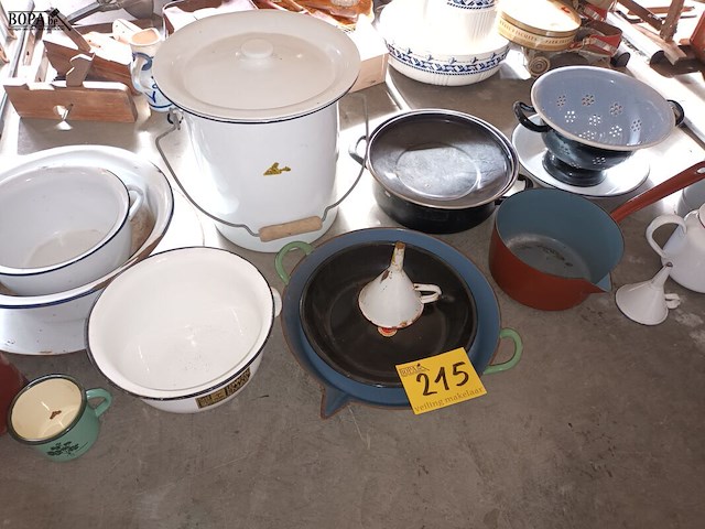 Lot 215 - emaille huisraad. 17 stuks - afbeelding 1 van  5