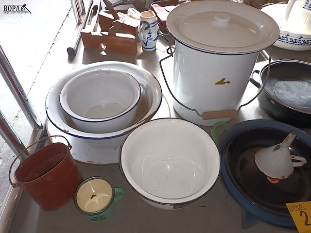 Lot 215 - emaille huisraad. 17 stuks - afbeelding 2 van  5