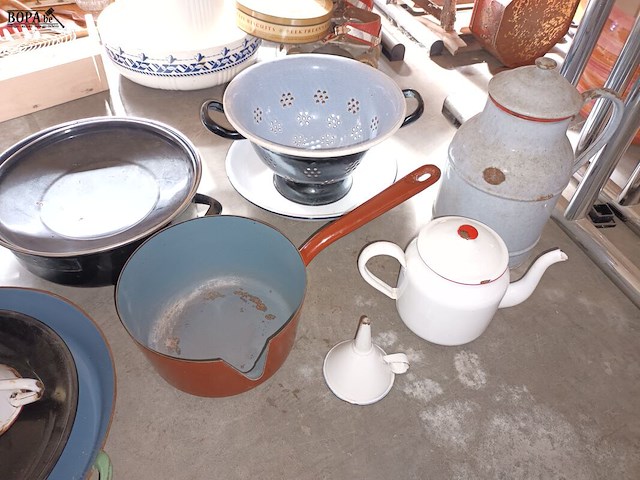 Lot 215 - emaille huisraad. 17 stuks - afbeelding 3 van  5