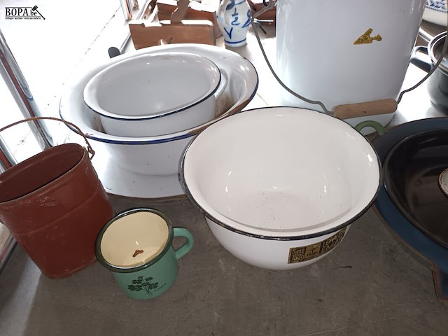 Lot 215 - emaille huisraad. 17 stuks - afbeelding 5 van  5
