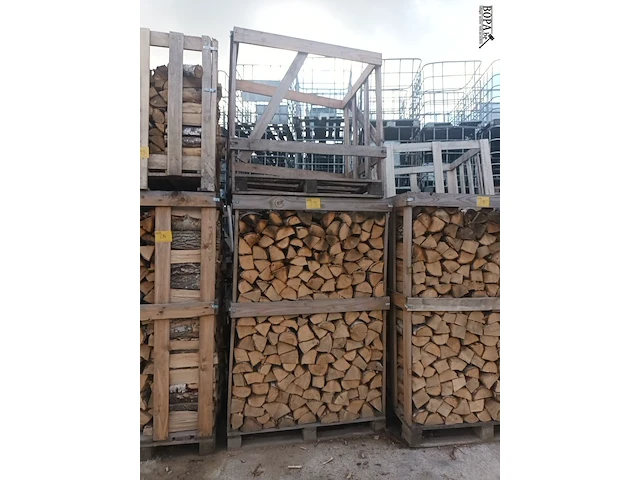 Lot 215 - houten kist met brandhout + lege kist - afbeelding 1 van  5