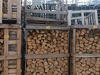 Lot 215 - houten kist met brandhout + lege kist