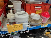 Lot 215 - lot keukengerei plastiek 8 stuks in opbergmand - afbeelding 1 van  1