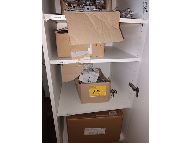 Lot 215 - materiaal voor bevestiging kastdeuren - afbeelding 1 van  5