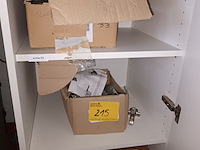 Lot 215 - materiaal voor bevestiging kastdeuren - afbeelding 1 van  5