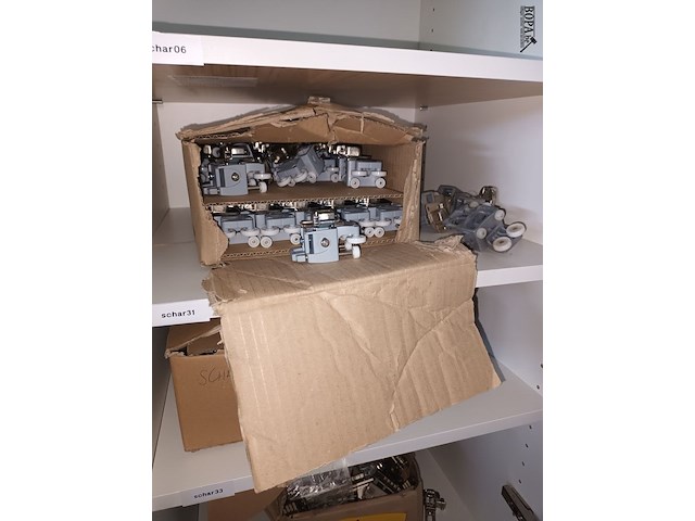 Lot 215 - materiaal voor bevestiging kastdeuren - afbeelding 2 van  5
