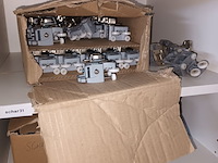 Lot 215 - materiaal voor bevestiging kastdeuren - afbeelding 2 van  5