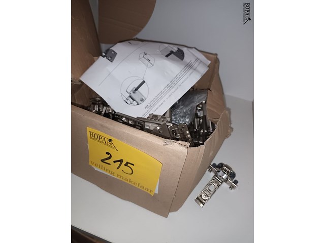 Lot 215 - materiaal voor bevestiging kastdeuren - afbeelding 3 van  5