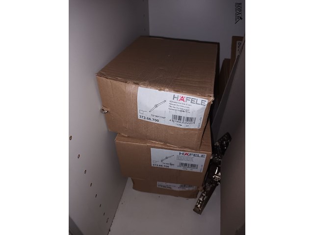 Lot 215 - materiaal voor bevestiging kastdeuren - afbeelding 5 van  5