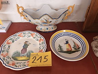 Lot 215 - sierschaal en borden quimper. 3 stuks - afbeelding 1 van  6