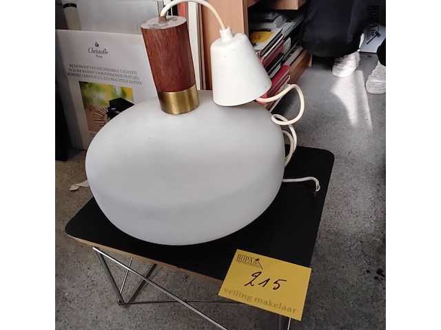Lot 215 - vintage hanglamp wit porselein met houten hanger - afbeelding 1 van  1