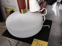 Lot 215 - vintage hanglamp wit porselein met houten hanger - afbeelding 1 van  1
