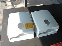 Lot 216 - handdoekpapier dispenser. 2 stuks - afbeelding 1 van  2