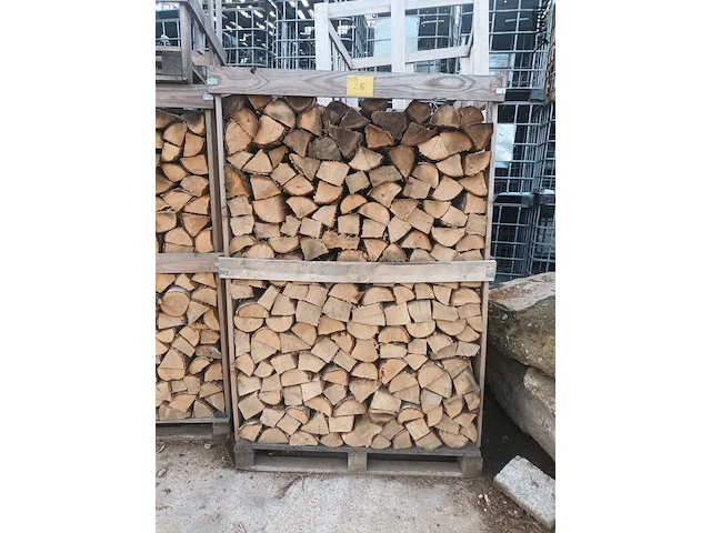 Lot 216 - houten kist met brandhout - afbeelding 1 van  4